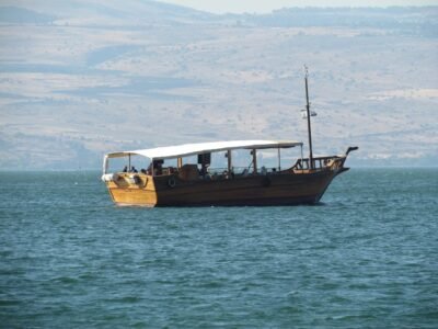 Navegar no Mar da Galileia, onde Jesus caminhou sobre as &aacute;guas &mdash; voc&ecirc; se v&ecirc; nesse barco?