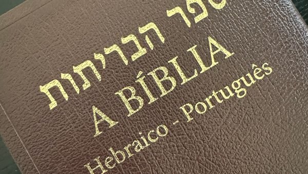 A melhor Bíblia em Português que você pode adquirir é bilingue