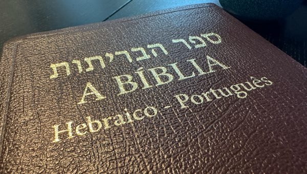 Qual é a diferença entre a Bíblia em Hebraico e a Bíblia em Português