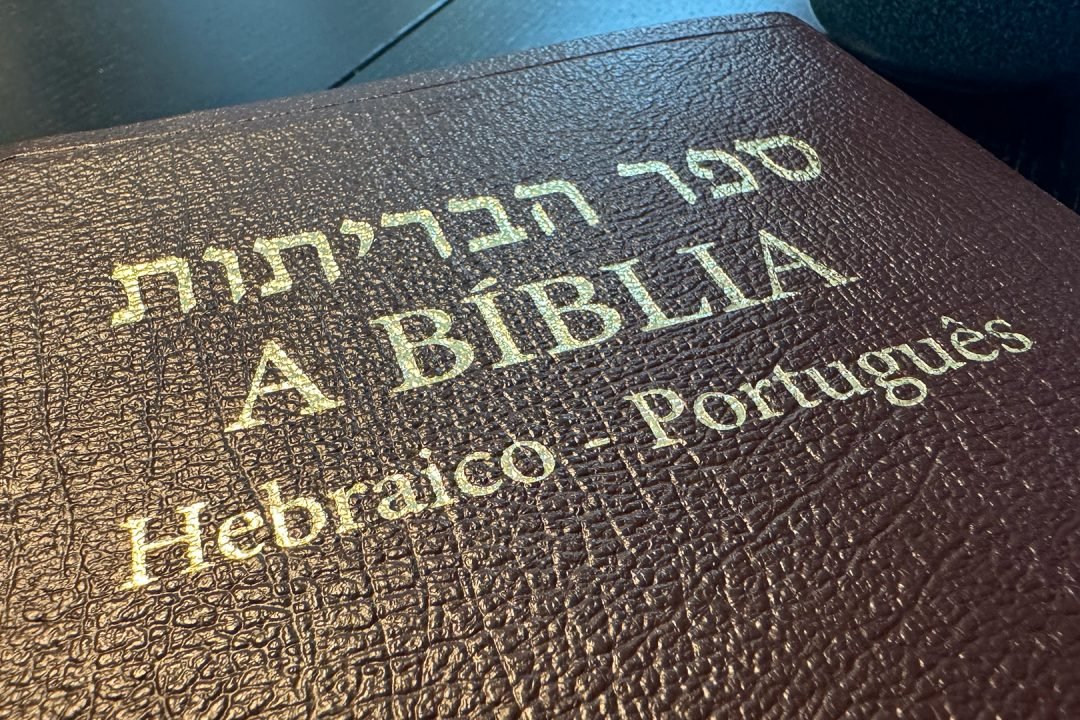 Qual é a diferença entre a Bíblia em Hebraico e a Bíblia em Português